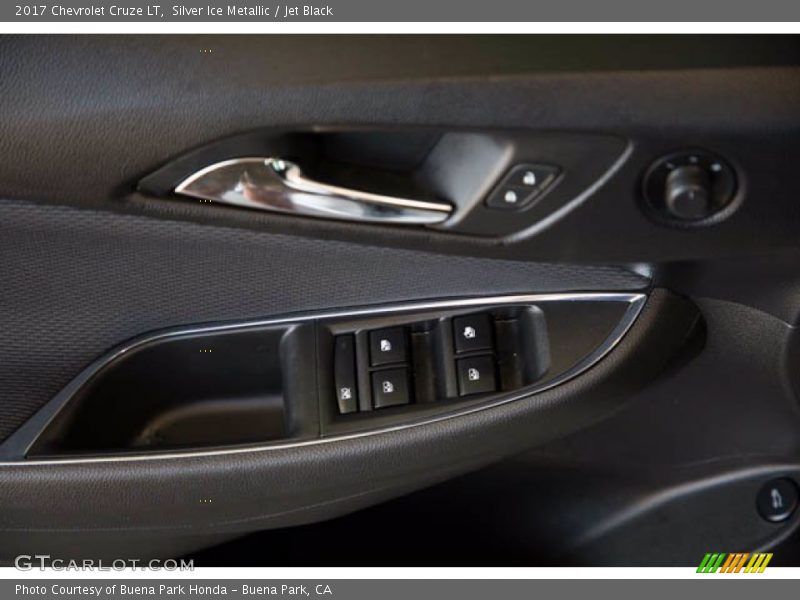 Silver Ice Metallic / Jet Black 2017 Chevrolet Cruze LT