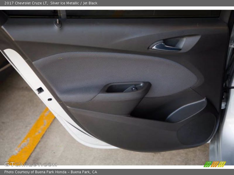 Silver Ice Metallic / Jet Black 2017 Chevrolet Cruze LT