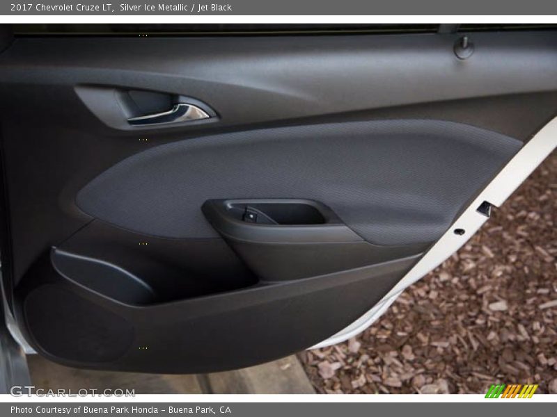 Silver Ice Metallic / Jet Black 2017 Chevrolet Cruze LT