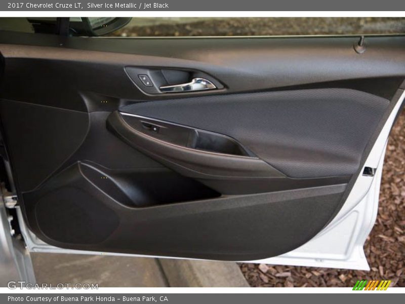 Silver Ice Metallic / Jet Black 2017 Chevrolet Cruze LT