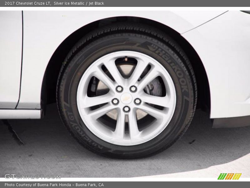 Silver Ice Metallic / Jet Black 2017 Chevrolet Cruze LT