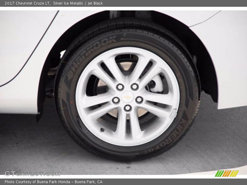 Silver Ice Metallic / Jet Black 2017 Chevrolet Cruze LT