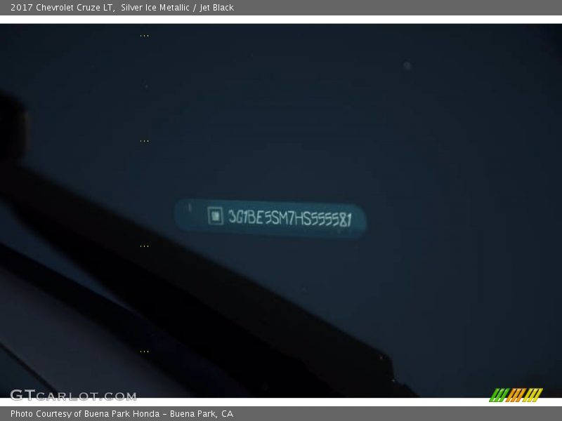 Silver Ice Metallic / Jet Black 2017 Chevrolet Cruze LT