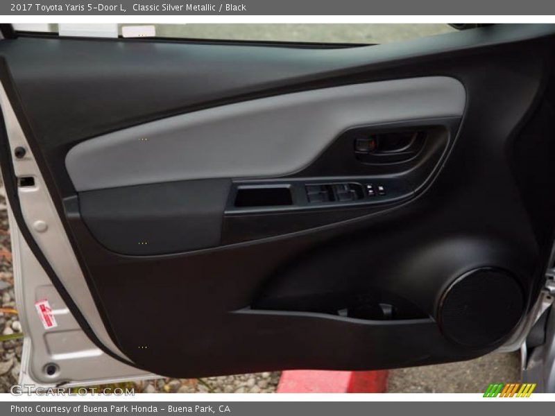 Classic Silver Metallic / Black 2017 Toyota Yaris 5-Door L