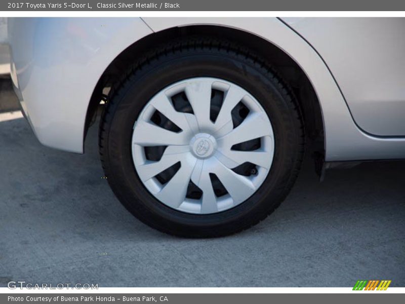 Classic Silver Metallic / Black 2017 Toyota Yaris 5-Door L