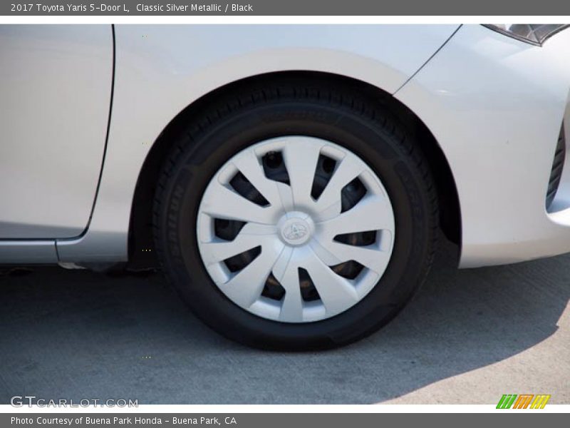 Classic Silver Metallic / Black 2017 Toyota Yaris 5-Door L