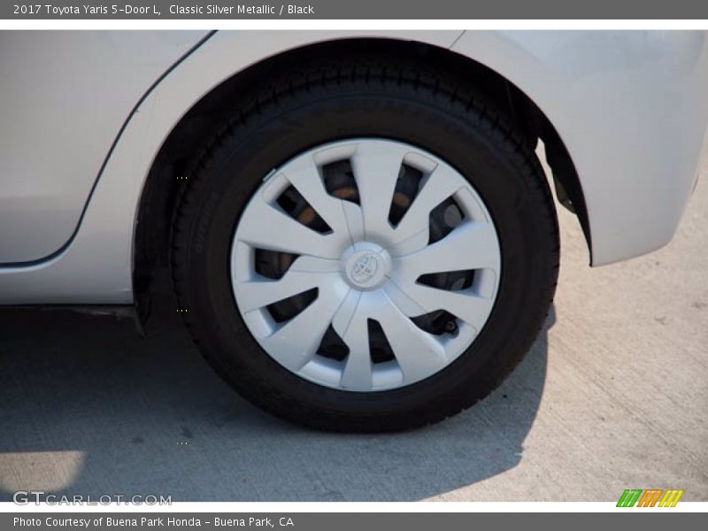 Classic Silver Metallic / Black 2017 Toyota Yaris 5-Door L