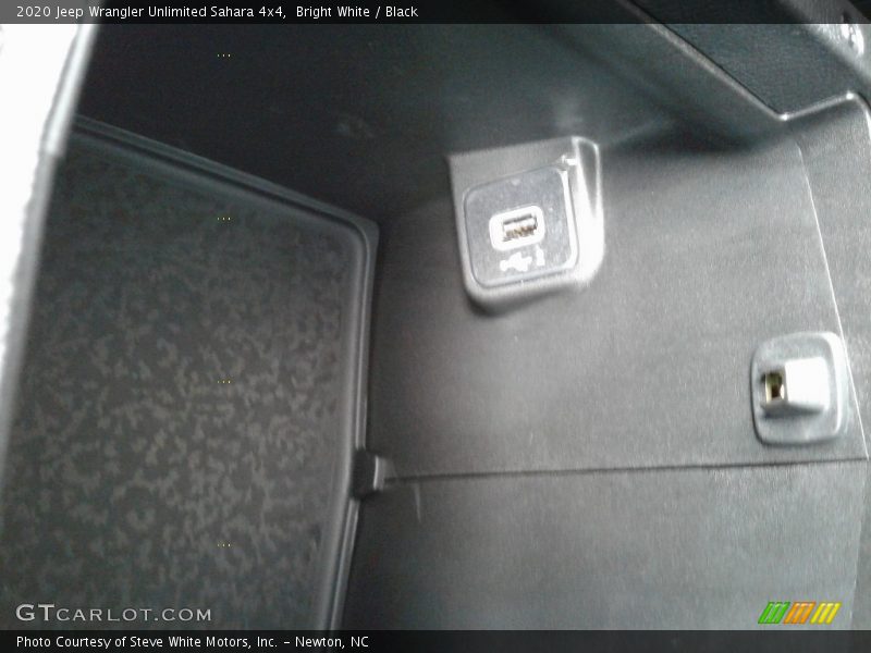 Bright White / Black 2020 Jeep Wrangler Unlimited Sahara 4x4