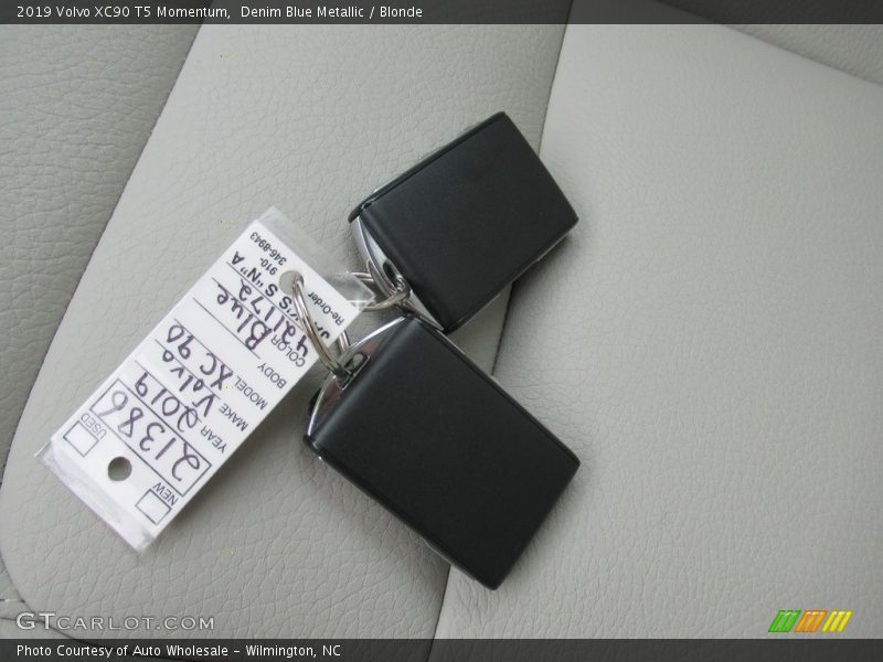 Denim Blue Metallic / Blonde 2019 Volvo XC90 T5 Momentum