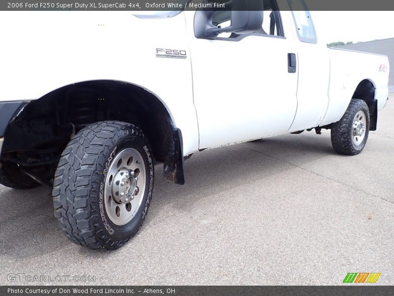 Oxford White / Medium Flint 2006 Ford F250 Super Duty XL SuperCab 4x4