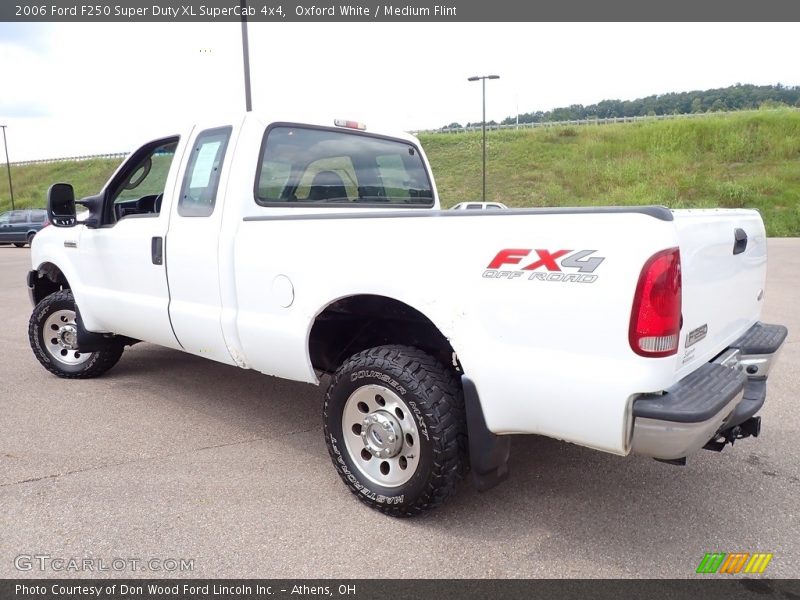 Oxford White / Medium Flint 2006 Ford F250 Super Duty XL SuperCab 4x4
