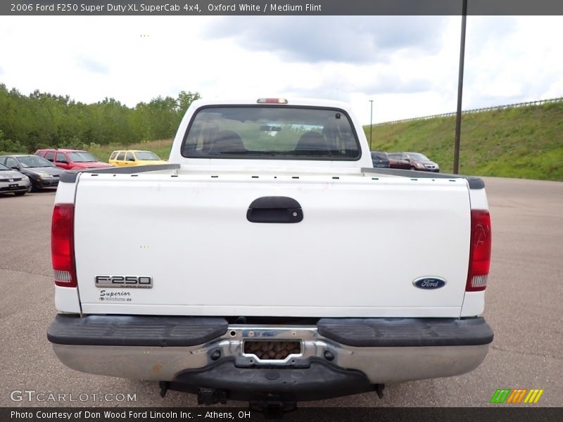 Oxford White / Medium Flint 2006 Ford F250 Super Duty XL SuperCab 4x4