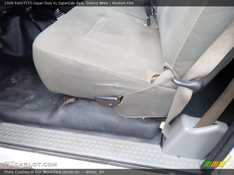Oxford White / Medium Flint 2006 Ford F250 Super Duty XL SuperCab 4x4