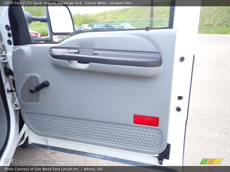 Oxford White / Medium Flint 2006 Ford F250 Super Duty XL SuperCab 4x4