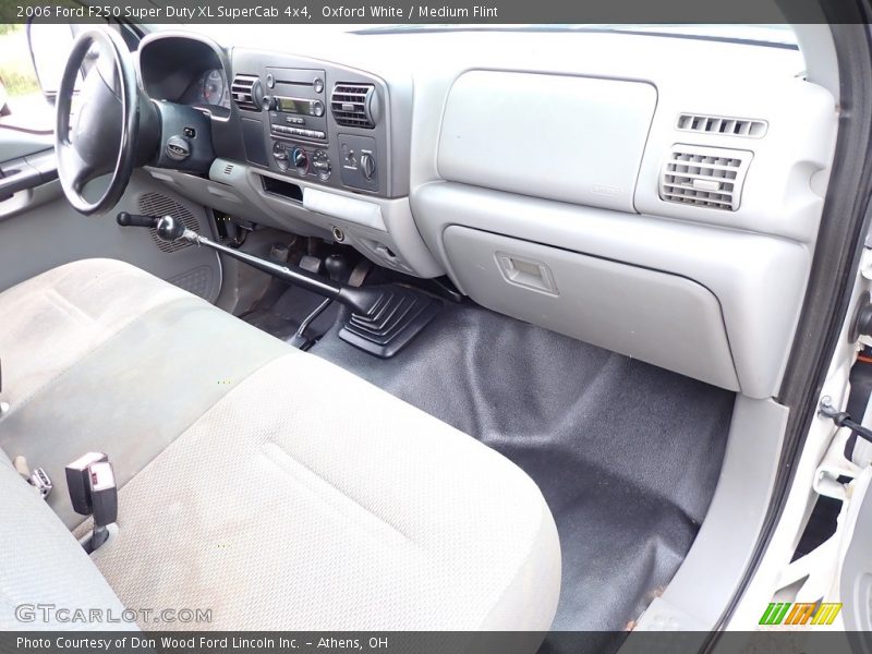 Oxford White / Medium Flint 2006 Ford F250 Super Duty XL SuperCab 4x4