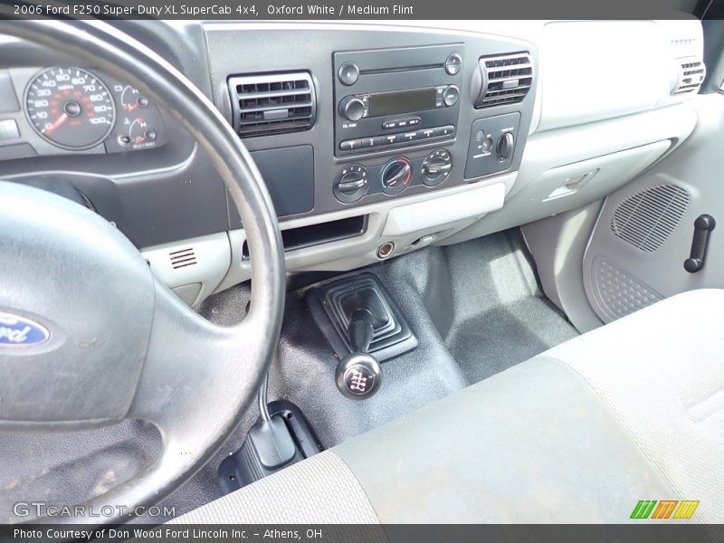 Oxford White / Medium Flint 2006 Ford F250 Super Duty XL SuperCab 4x4