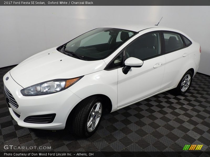 Oxford White / Charcoal Black 2017 Ford Fiesta SE Sedan
