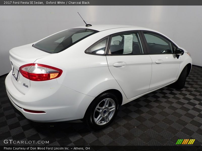 Oxford White / Charcoal Black 2017 Ford Fiesta SE Sedan