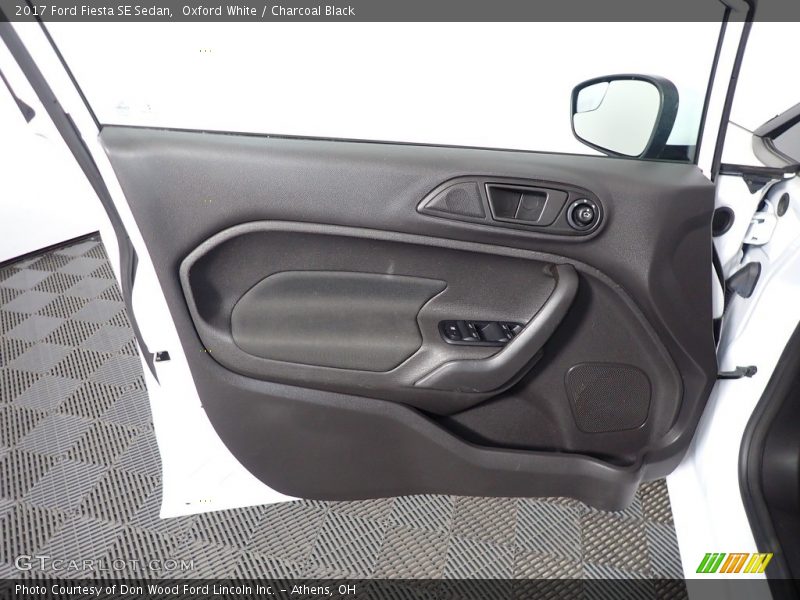 Oxford White / Charcoal Black 2017 Ford Fiesta SE Sedan