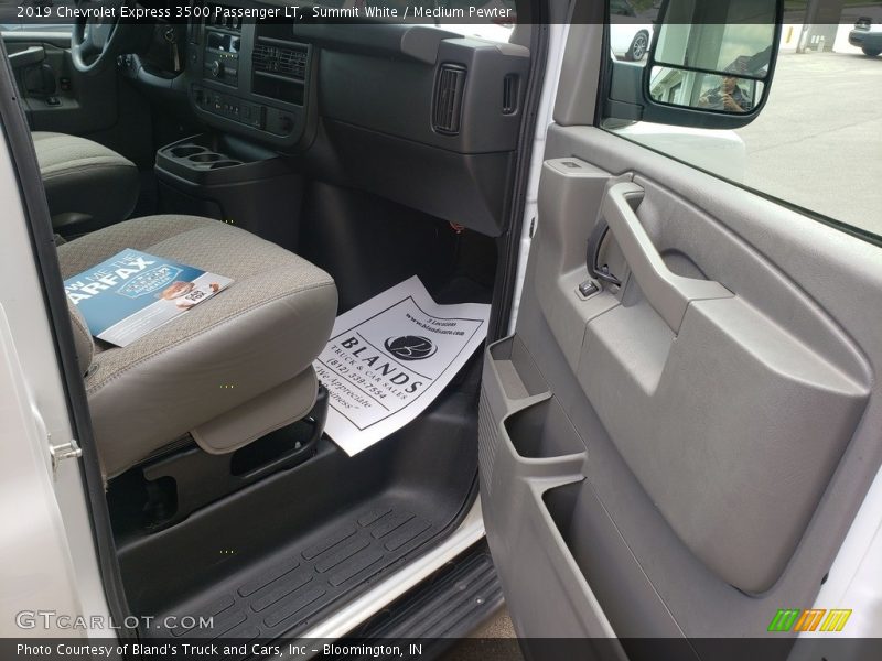 Summit White / Medium Pewter 2019 Chevrolet Express 3500 Passenger LT