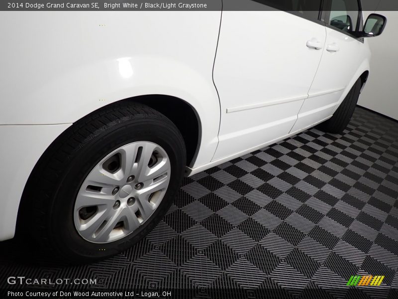 Bright White / Black/Light Graystone 2014 Dodge Grand Caravan SE
