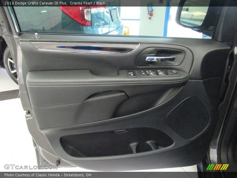 Granite Pearl / Black 2019 Dodge Grand Caravan SE Plus