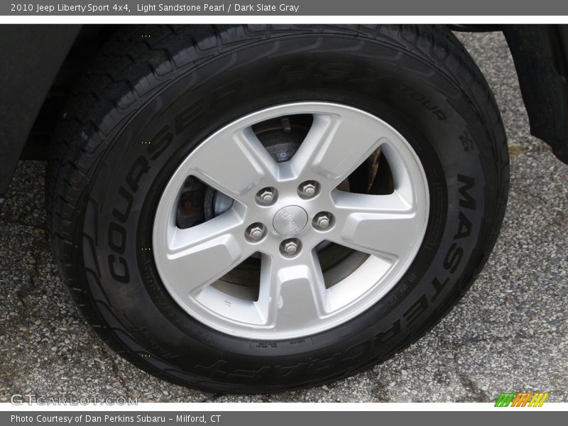 Light Sandstone Pearl / Dark Slate Gray 2010 Jeep Liberty Sport 4x4