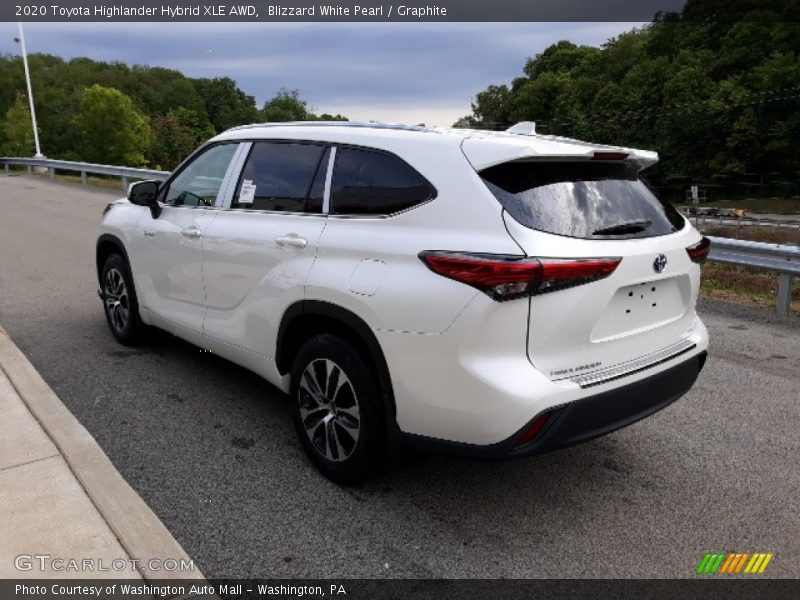 Blizzard White Pearl / Graphite 2020 Toyota Highlander Hybrid XLE AWD
