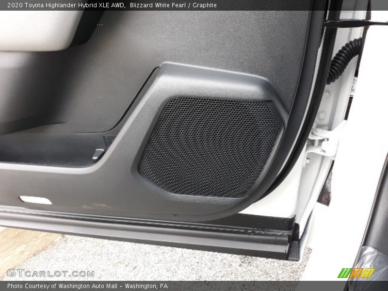 Blizzard White Pearl / Graphite 2020 Toyota Highlander Hybrid XLE AWD