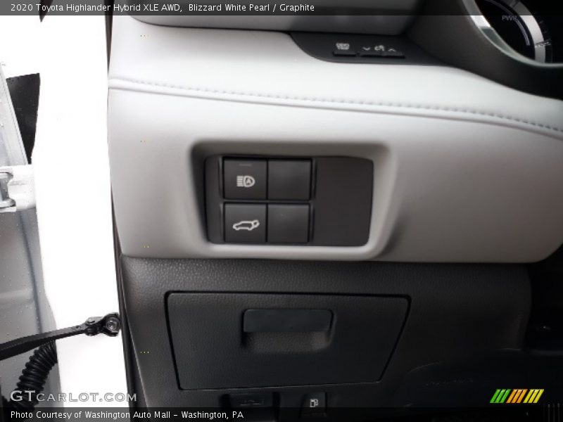 Blizzard White Pearl / Graphite 2020 Toyota Highlander Hybrid XLE AWD