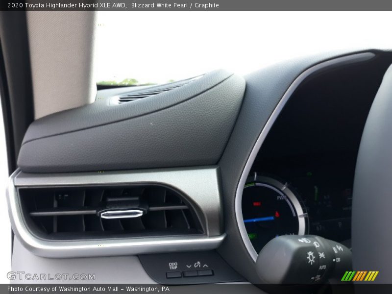 Blizzard White Pearl / Graphite 2020 Toyota Highlander Hybrid XLE AWD