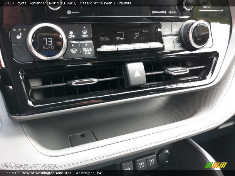 Blizzard White Pearl / Graphite 2020 Toyota Highlander Hybrid XLE AWD