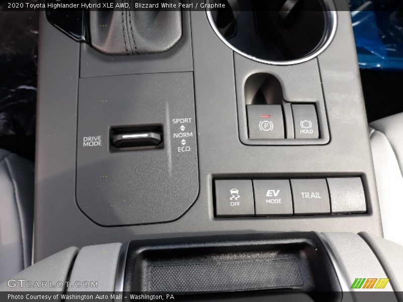 Blizzard White Pearl / Graphite 2020 Toyota Highlander Hybrid XLE AWD