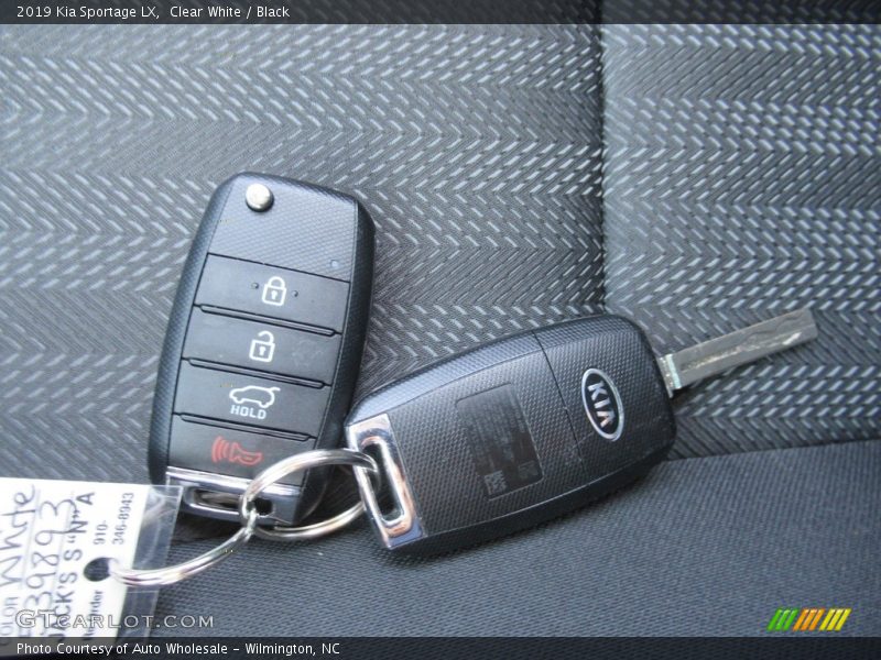 Clear White / Black 2019 Kia Sportage LX