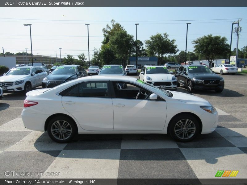 Super White / Black 2017 Toyota Camry SE