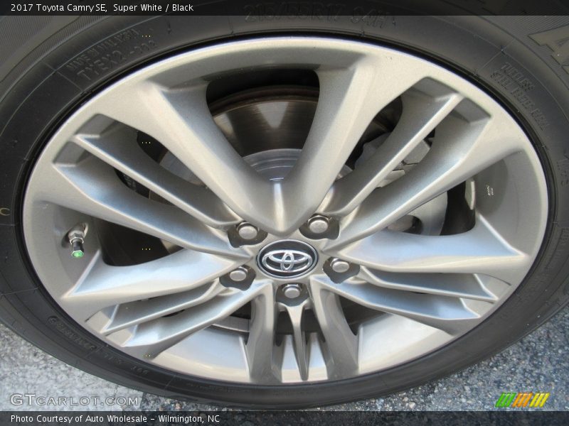 Super White / Black 2017 Toyota Camry SE