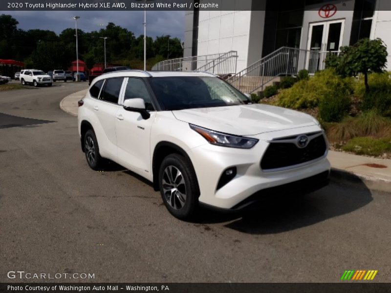 Blizzard White Pearl / Graphite 2020 Toyota Highlander Hybrid XLE AWD