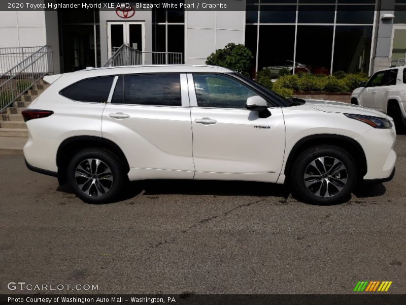 Blizzard White Pearl / Graphite 2020 Toyota Highlander Hybrid XLE AWD