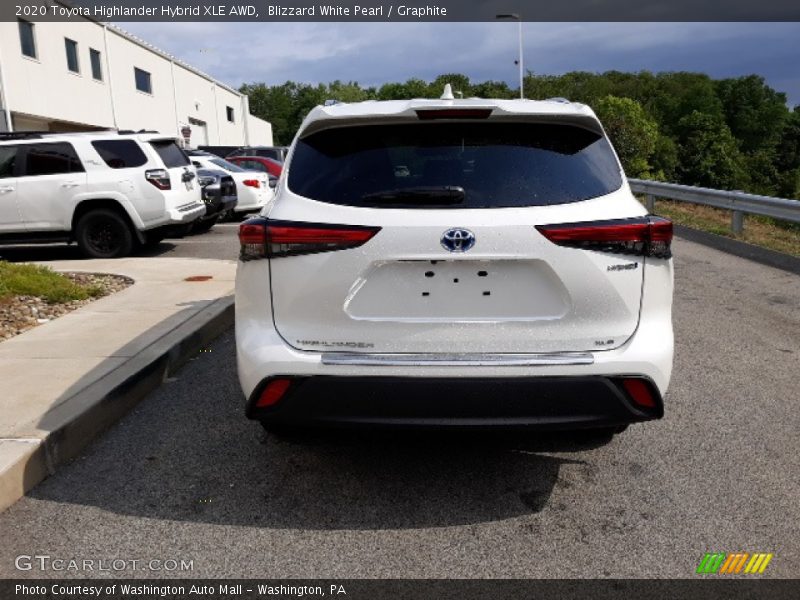 Blizzard White Pearl / Graphite 2020 Toyota Highlander Hybrid XLE AWD