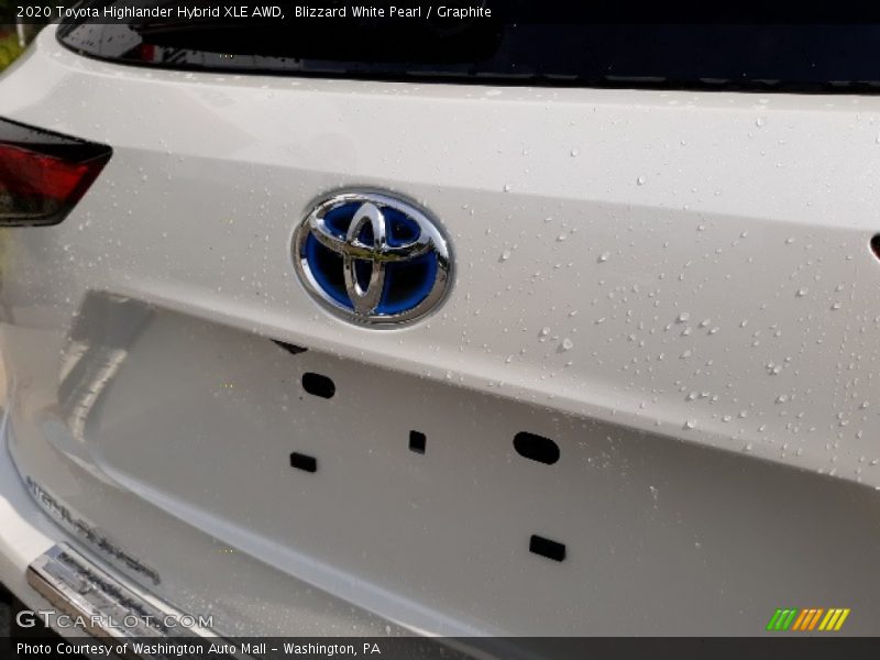 Blizzard White Pearl / Graphite 2020 Toyota Highlander Hybrid XLE AWD