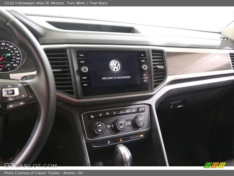 Pure White / Titan Black 2018 Volkswagen Atlas SE 4Motion