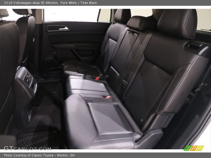 Pure White / Titan Black 2018 Volkswagen Atlas SE 4Motion