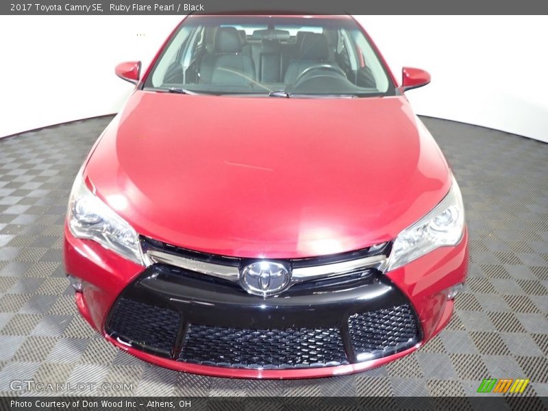 Ruby Flare Pearl / Black 2017 Toyota Camry SE