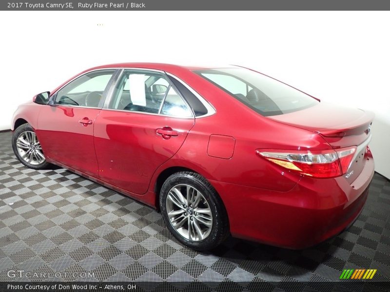 Ruby Flare Pearl / Black 2017 Toyota Camry SE