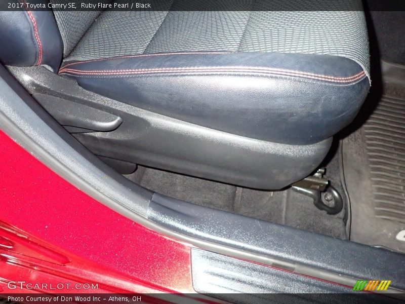 Ruby Flare Pearl / Black 2017 Toyota Camry SE
