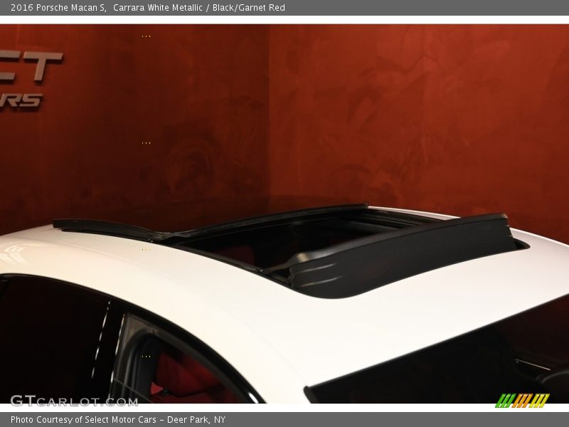 Carrara White Metallic / Black/Garnet Red 2016 Porsche Macan S