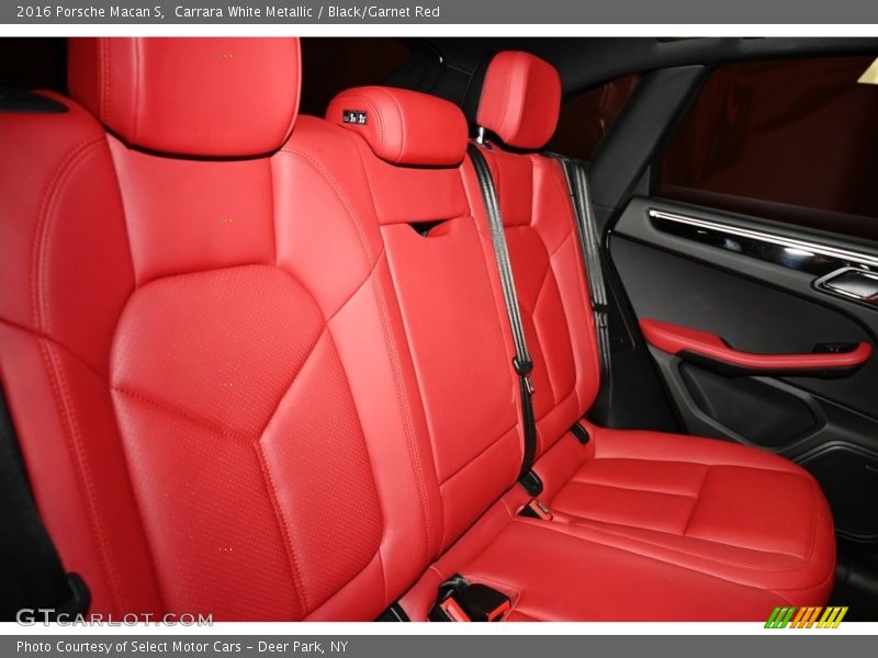 Carrara White Metallic / Black/Garnet Red 2016 Porsche Macan S