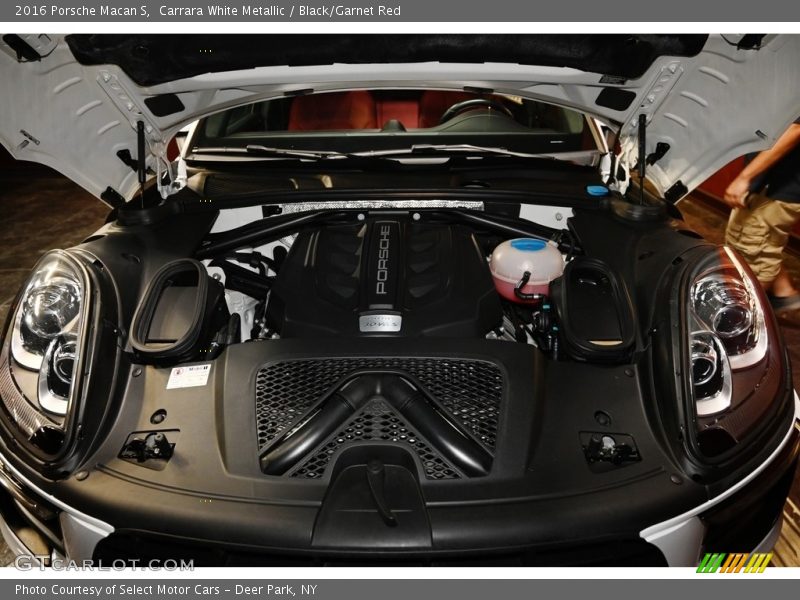 Carrara White Metallic / Black/Garnet Red 2016 Porsche Macan S