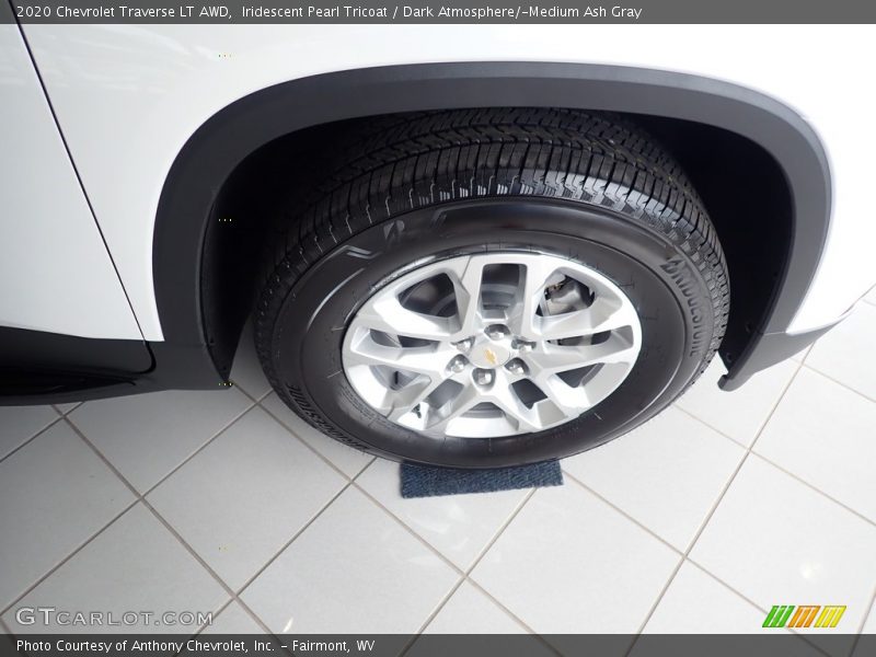 Iridescent Pearl Tricoat / Dark Atmosphere/­Medium Ash Gray 2020 Chevrolet Traverse LT AWD