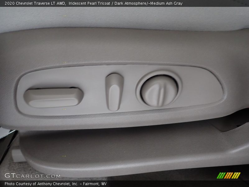 Iridescent Pearl Tricoat / Dark Atmosphere/­Medium Ash Gray 2020 Chevrolet Traverse LT AWD